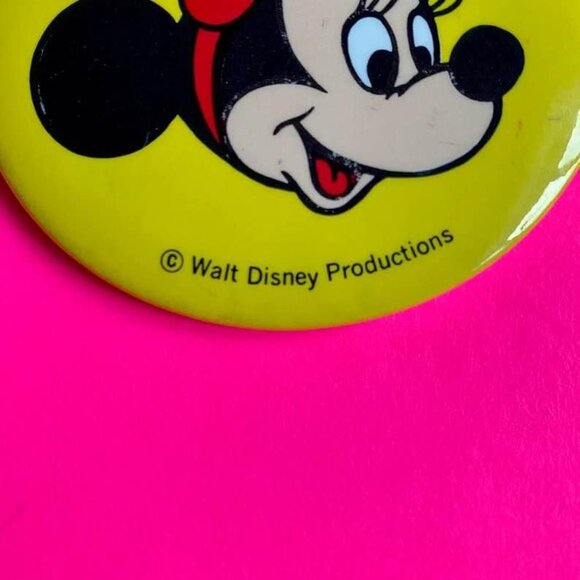 Vintage 1980s’ Walt Disney World Minnie Mouse Pinback Button Souvenir - Picture 3 of 3